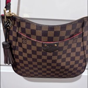 Beautiful Louis Vuitton crossbody bag no scratches very good condition.